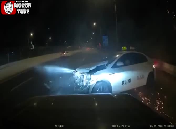 Video :A taxi is destroyed by two drivers who race past it